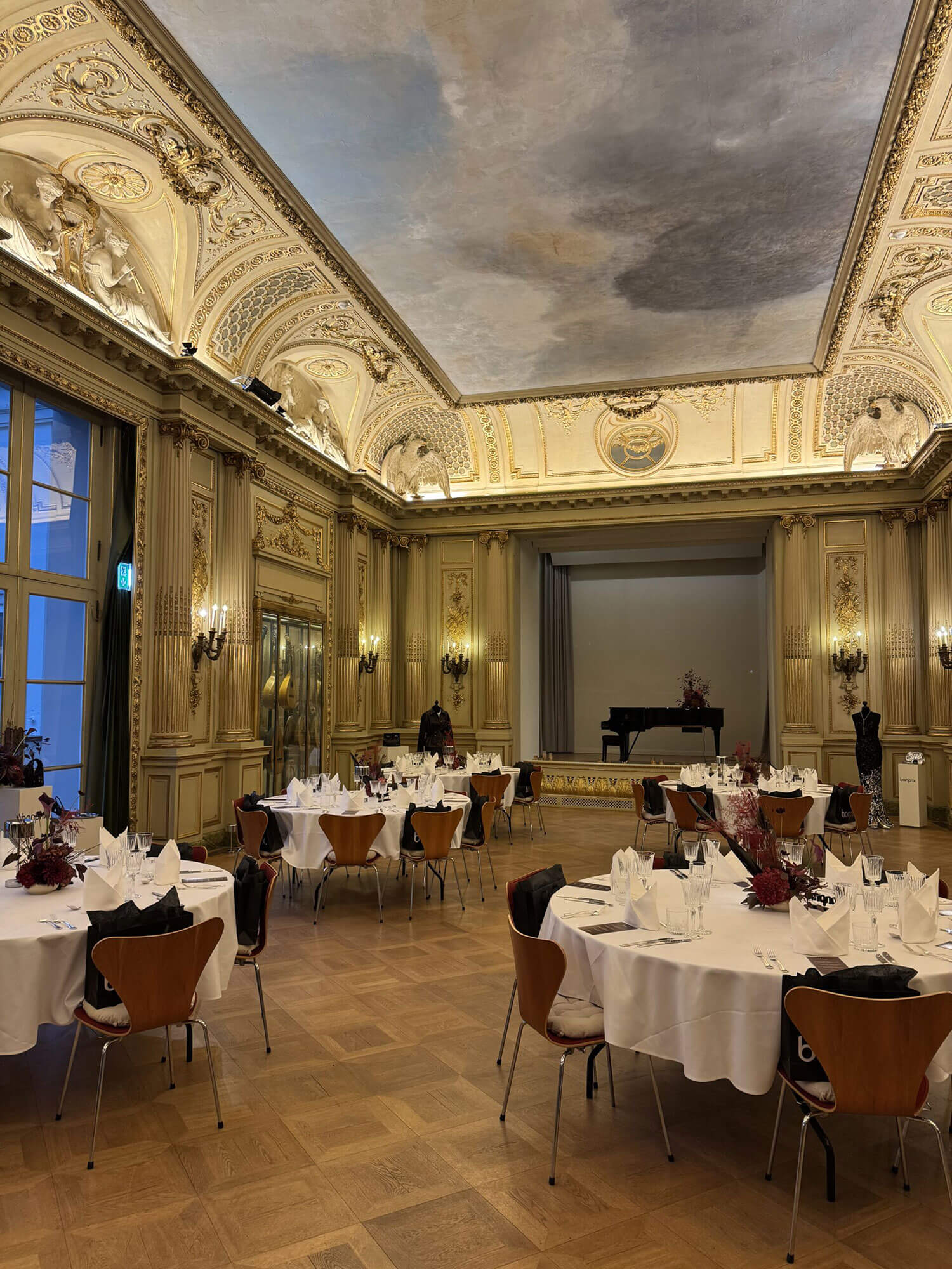 Festlich gedeckte Tische beim bonprix Friendsgiving im historischen Spiegelsaal in Hamburg