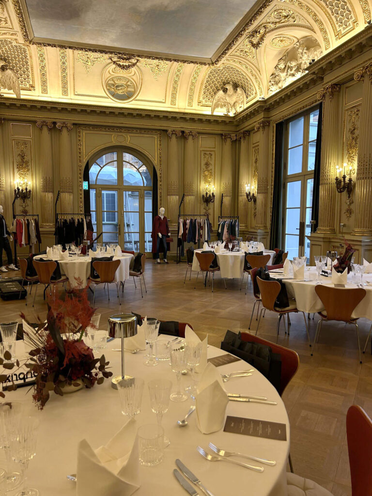 bonprix Frühjahrskollektion und gedeckte Dinner-Tafeln im Spiegelsaal