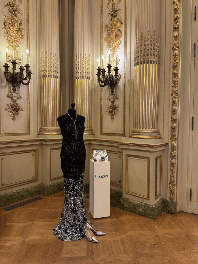 Schwarzes Paillettenkleid mit silbernen Accessoires aus der bonprix Frühjahrskollektion