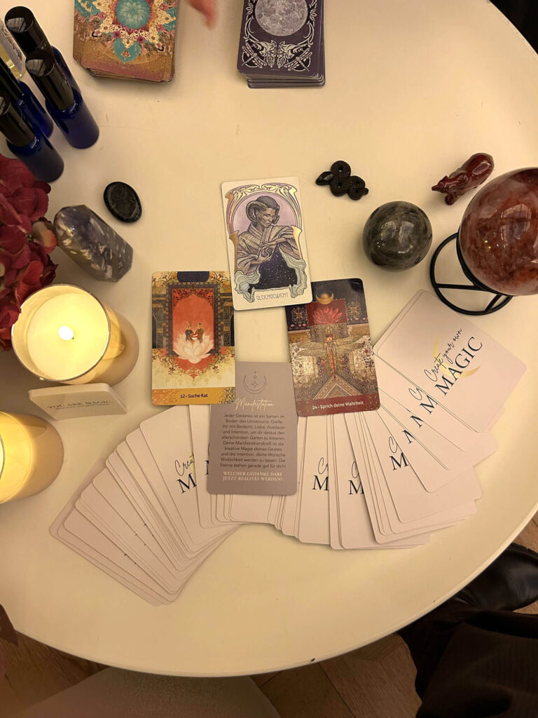 Tarot- und Orakelkarten bei der Kartenlegerin des bonprix Friendsgiving Events