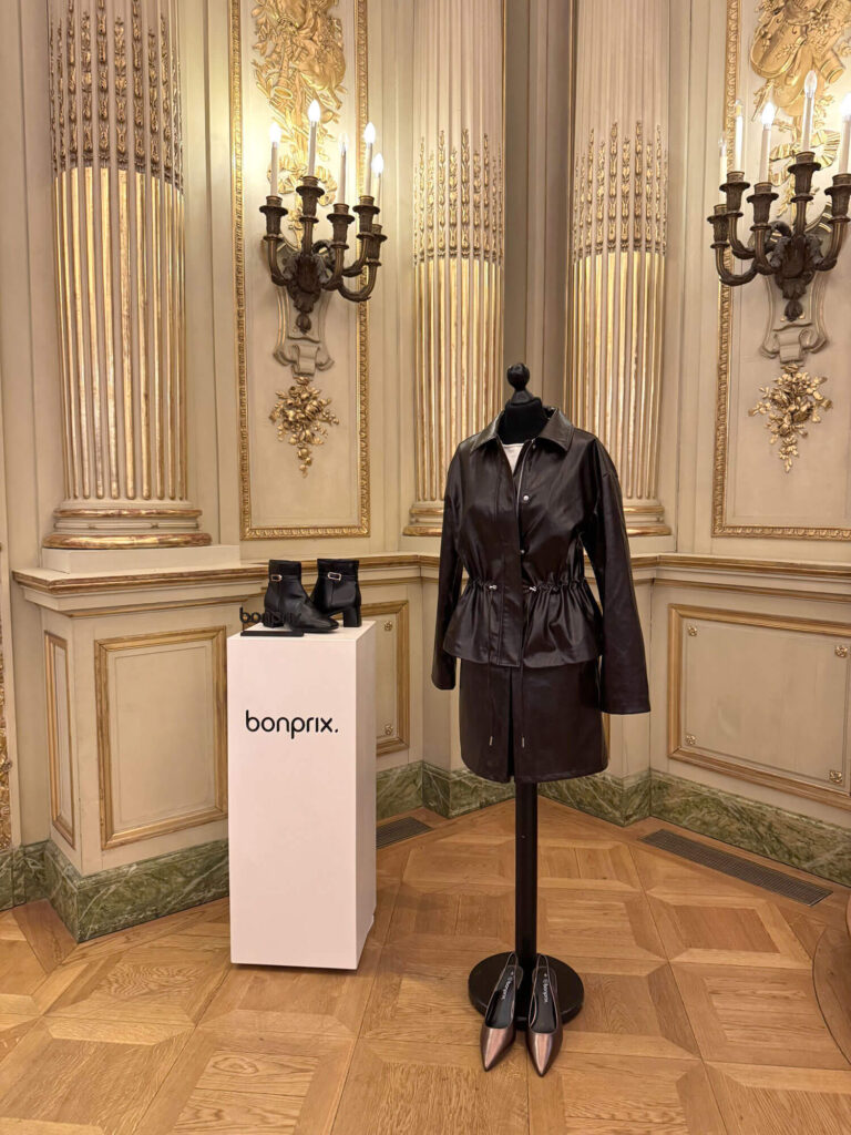 Schwarzer Lederlook mit Jacke, Rock, Stiefeletten und Pumps von bonprix