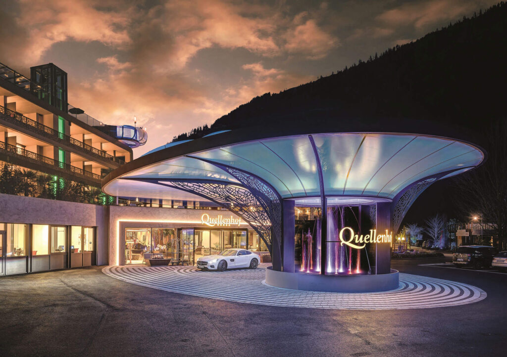 Beleuchteter Eingangsbereich des Quellenhof Luxury Resort Passeier am Abend