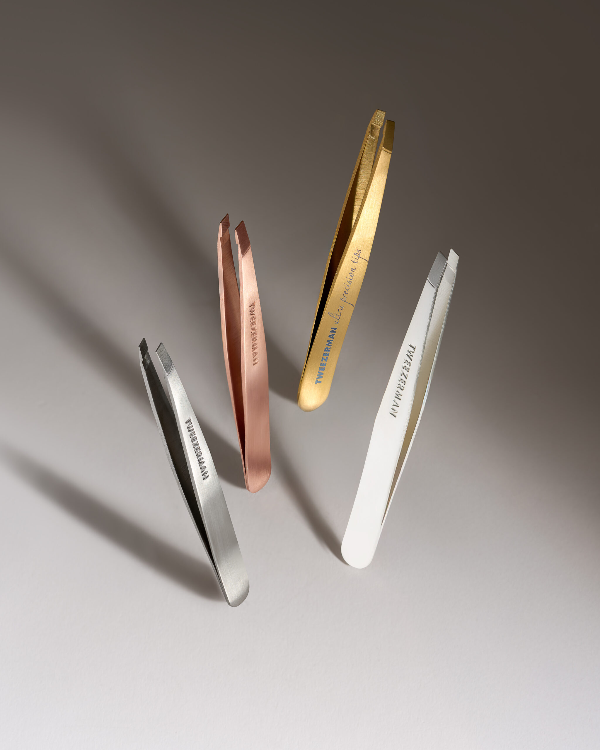 Vier TWEEZERMAN Pinzetten in Silber, Roségold, Gold und Weiß