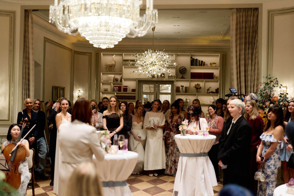 Gäste und Streichquartett beim DEICHMANN Bridgerton Event im Hotel Vier Jahreszeiten