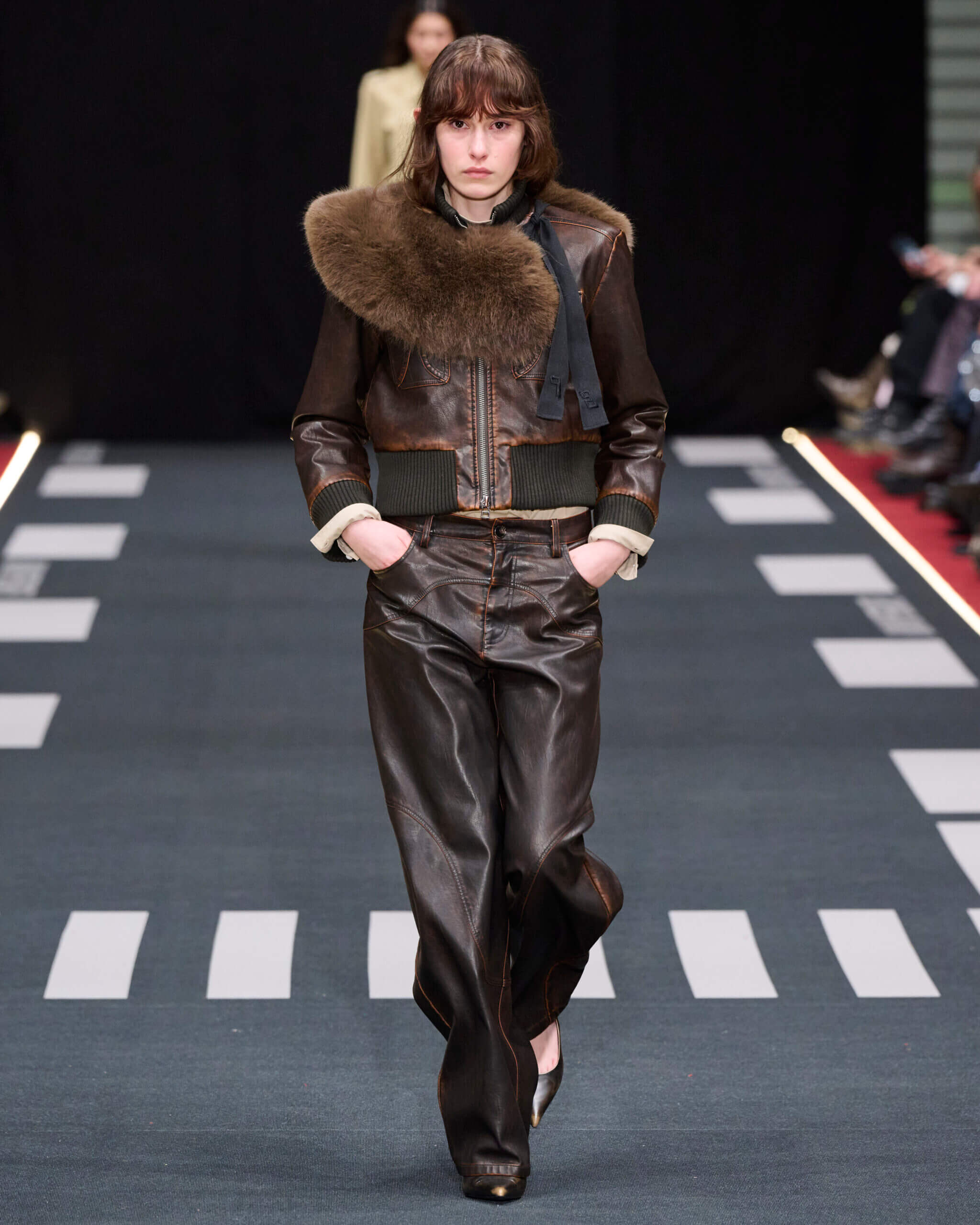 Model in braunem Lederlook bei der Baum und Pferdgarten Airborne Fashionshow