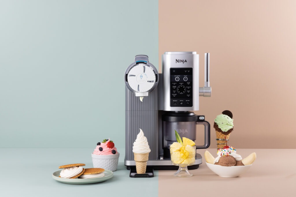 Ninja-Eismaschine mit verschiedenen Eiscreme-Desserts