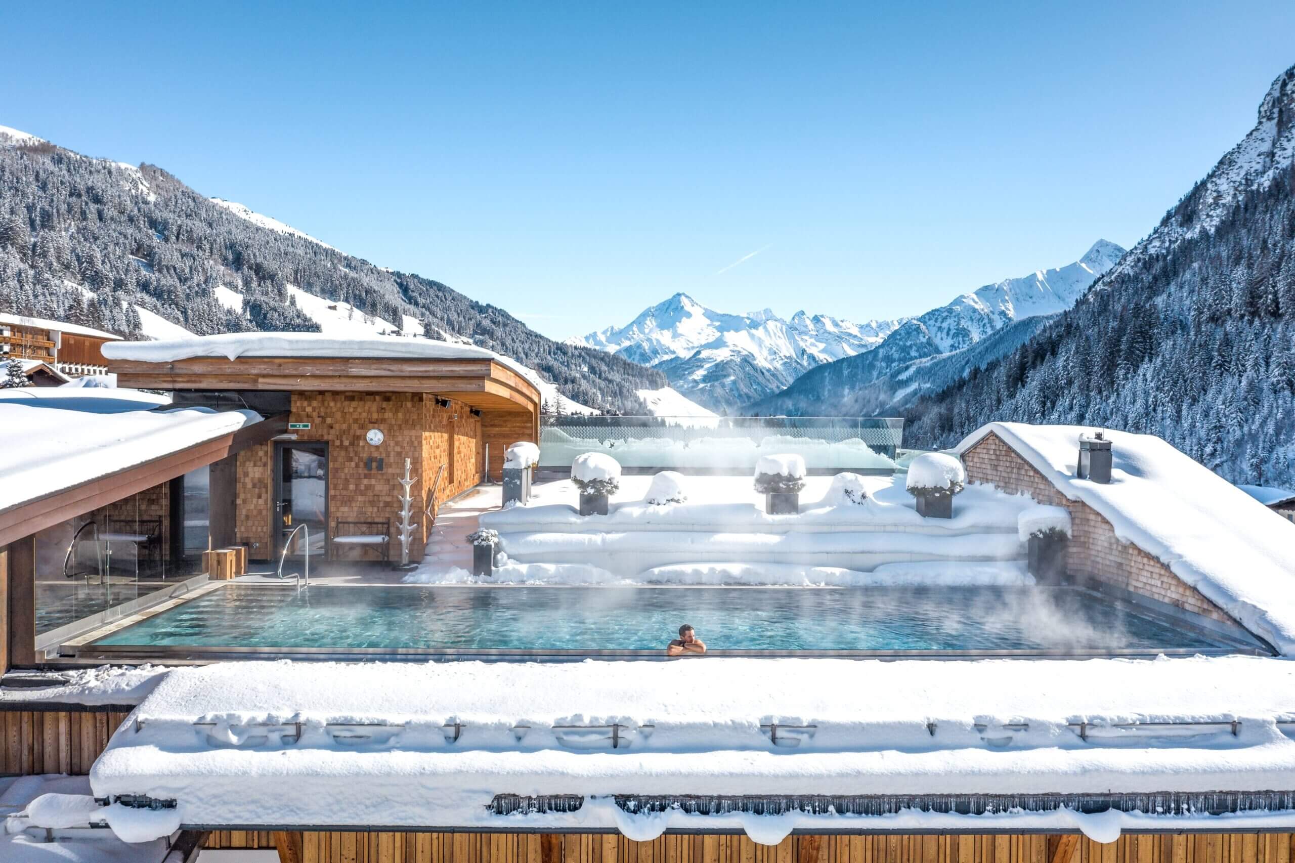 Beheizter Rooftop-Pool des Alpin Spa Hotels Tuxerhof in verschneiter Berglandschaft