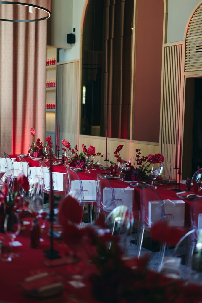 Festlich in Rot gedeckte Tafel beim Campari-Spritz-Launch in Hamburg